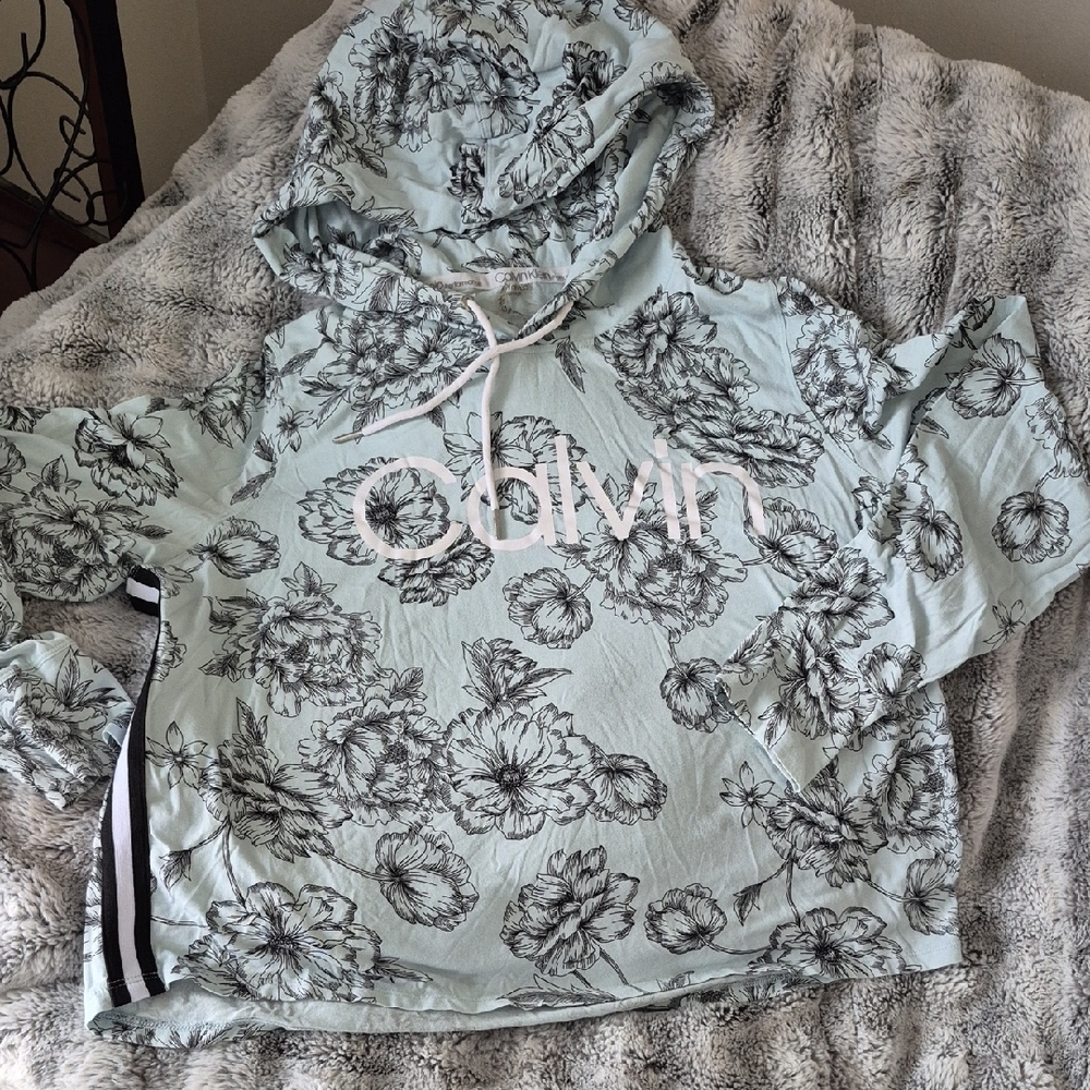 Calvin Klein 🖤 Black and Tiffany Blue Floral Top (376)